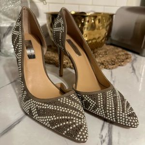 Beautiful sparkly studded pumps